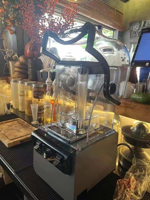 Δυνατή ηλεκτρική μηχανή με ηχομόνωση και εμπορικά χειριστήρια